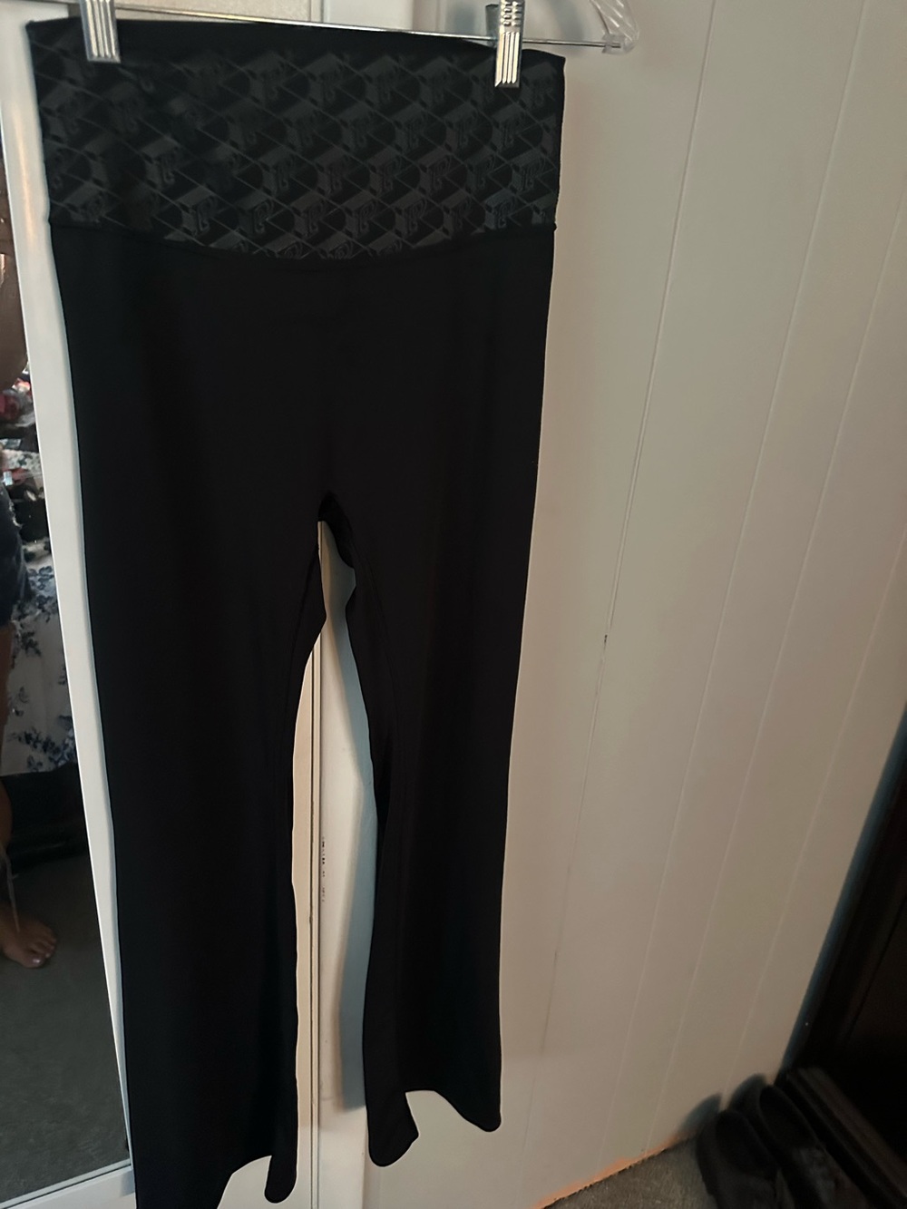 Black Women’s Yoga Leggings with Patterned Waistband